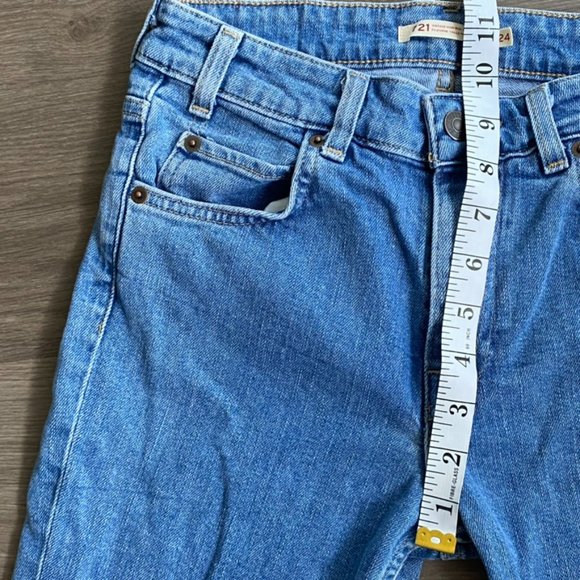 Levi's 721 "Vintage High Skinny" High-Rise Light Blue Jeans - Picture 5 of 9